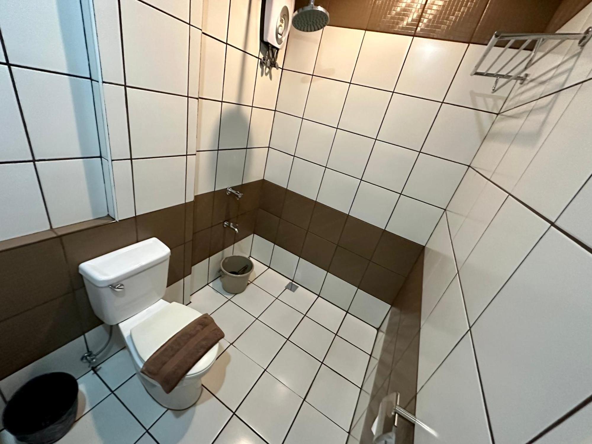 De Avenida, Makati 2* Makati City